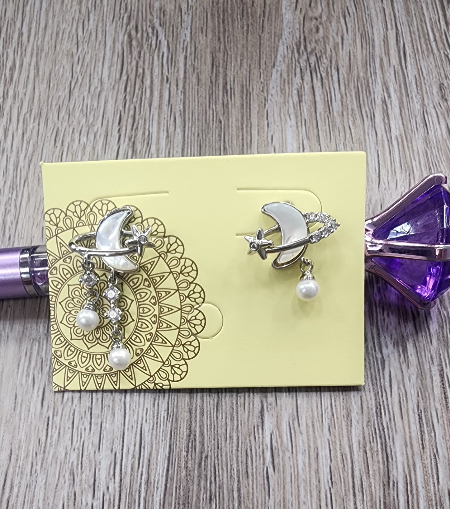 Nuevas! Asymmetrical Moon Studs (Calidad XP)