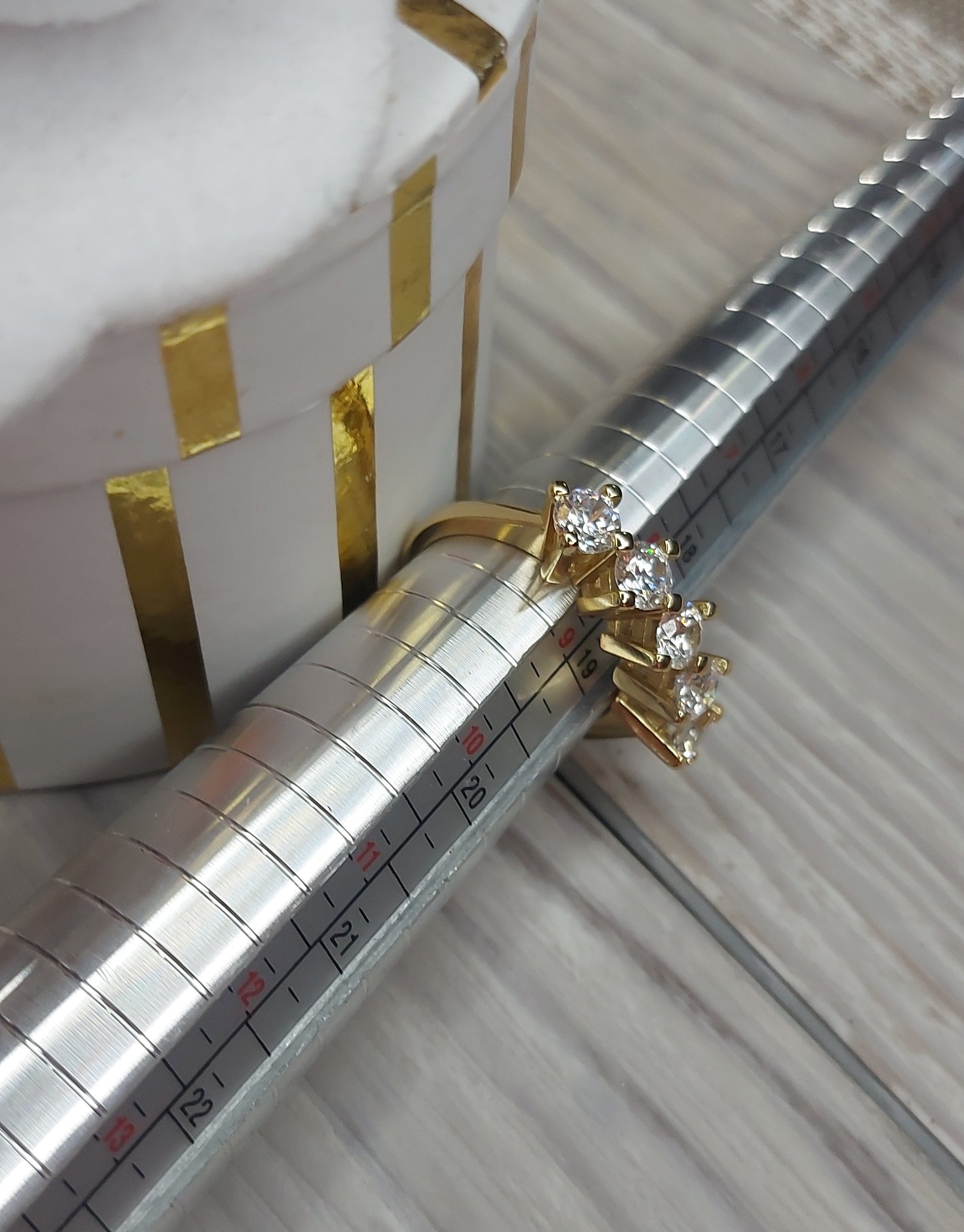 5th Ave Ring Size 7 Oro Laminado Alta Calidad XP