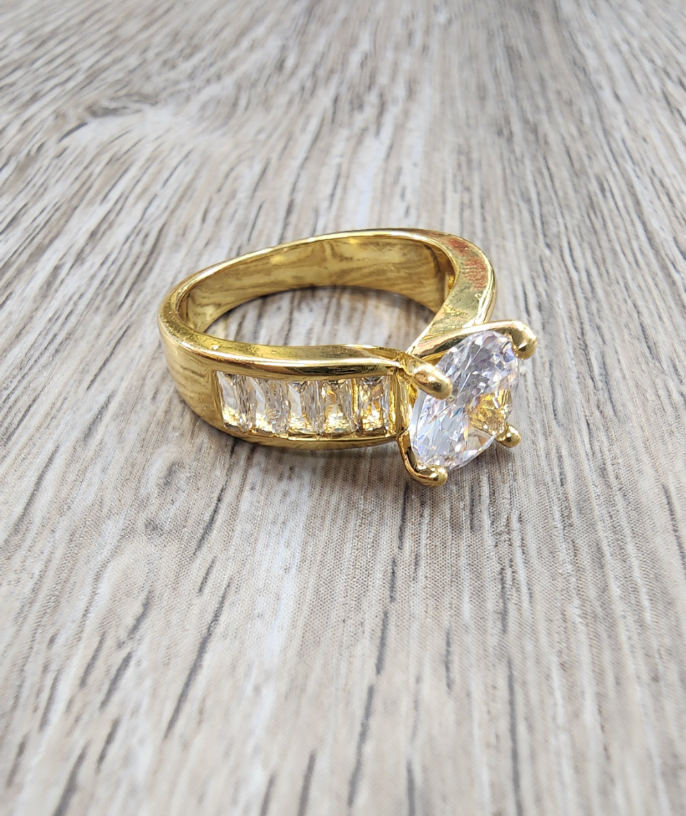 Baguette Ring size 8 (Oro Laminado)