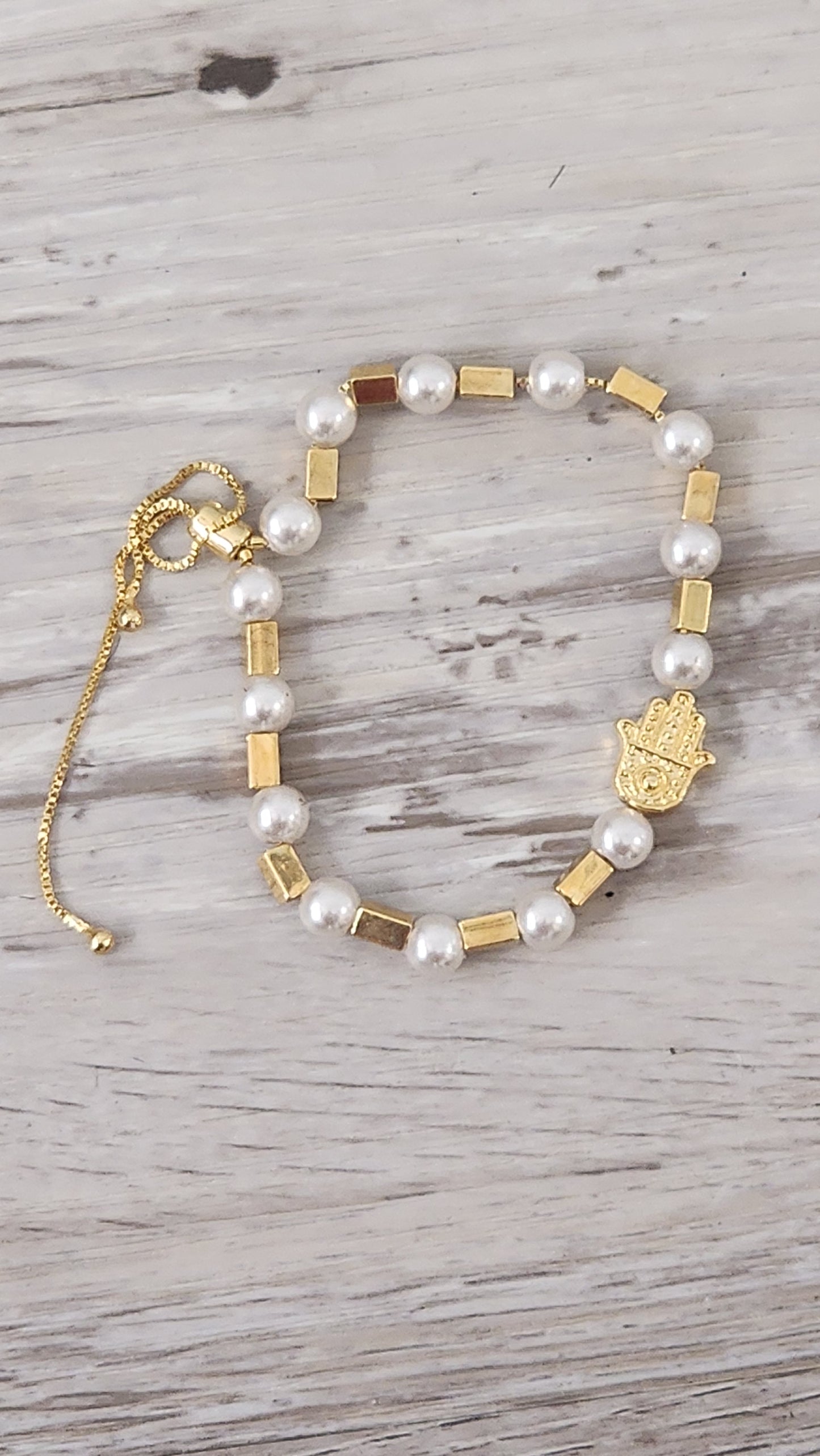 Pulsera Perlas y Mano (Oro Laminado)