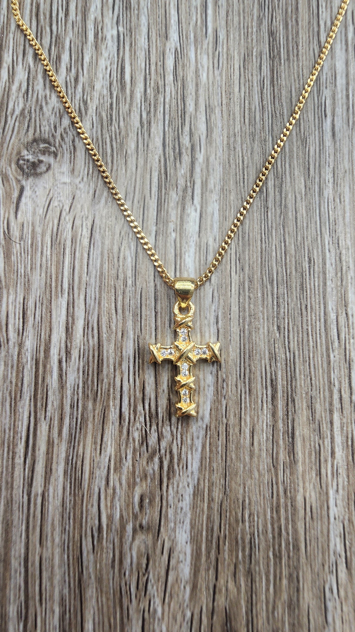 Crucifijo y Cadena Fina (Oro Laminado)